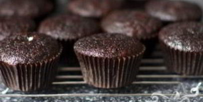 шоколадные маффины со сливками и вишней