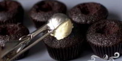 шоколадные маффины со сливками и вишней