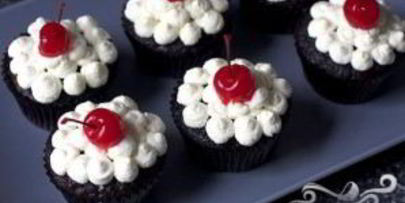 шоколадные маффины со сливками и вишней