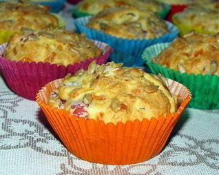 Сырные маффины с копченым мясом и семечками