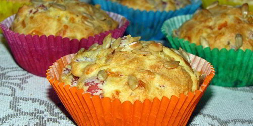 Рецепт сырные маффины с копченым мясом и семечками