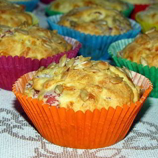 Сырные маффины с копченым мясом и семечками