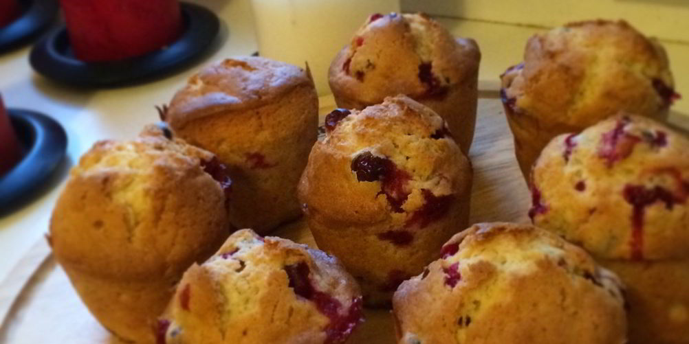 Рецепт ванильные маффины с клюквой на молоке