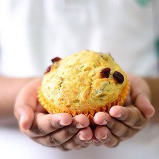 Веганские маффины с морковкой и клюквой