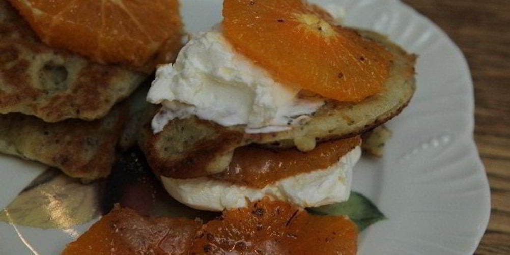 Рецепт ароматные оладьи с маком и мандаринами