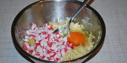 диетические оладьи с крабовыми палочками