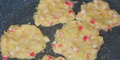 диетические оладьи с крабовыми палочками