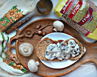 Гречневые оладьи с грибным соусом