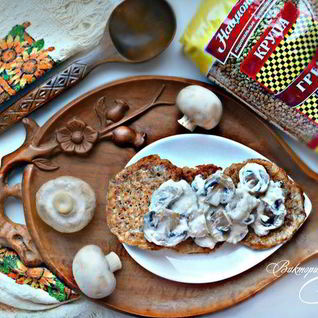 Гречневые оладьи с грибным соусом