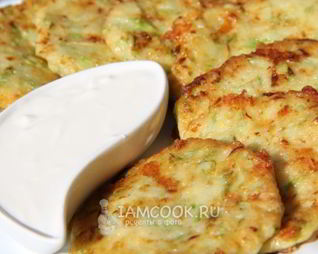 Кабачковые оладьи с сыром и чесноком