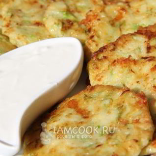 Кабачковые оладьи с сыром и чесноком