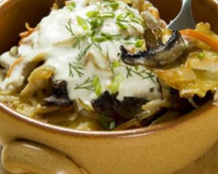 Картофельные оладьи с куриным филе и грибами