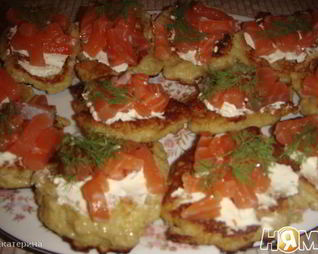 Картофельные оладьи с семгой