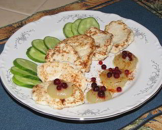 Курино-овощные оладьи с яблочным соусом