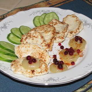 Курино-овощные оладьи с яблочным соусом