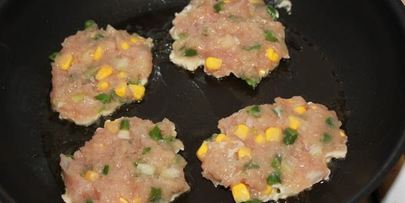 куриные оладьи с кукурузой и фасолью