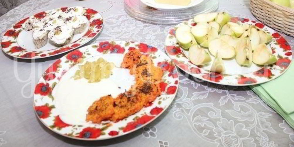 Рецепт морковные оладьи со сметанным соусом и виноградом