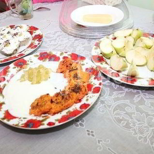 Морковные оладьи со сметанным соусом и виноградом