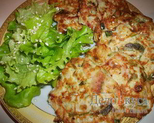 Оладушки с капустой, свининой и зеленью