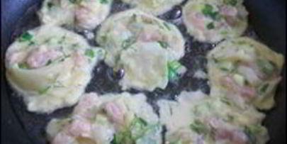 оладушки с капустой, свининой и зеленью