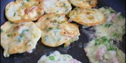 оладушки с капустой, свининой и зеленью