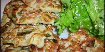 оладушки с капустой, свининой и зеленью