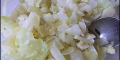 оладушки с капустой, свининой и зеленью