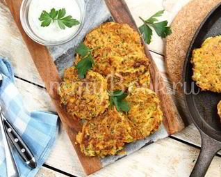 Оладьи из ячневой крупы с йогуртовым соусом