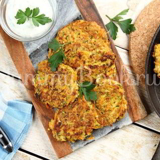 Оладьи из ячневой крупы с йогуртовым соусом