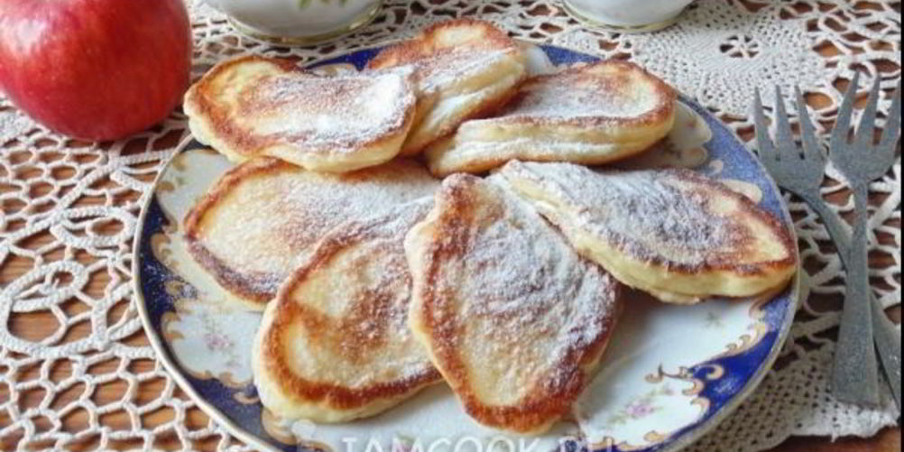 Рецепт оладьи на дрожжах с яблоками