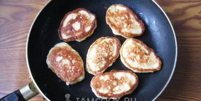 оладьи на дрожжах с яблоками