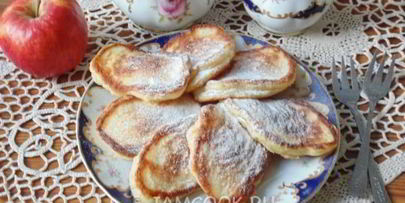 оладьи на дрожжах с яблоками