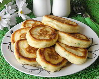 Оладьи на кефире с зеленым луком