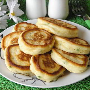 Оладьи на кефире с зеленым луком