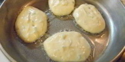 оладьи на кефире с зеленым луком