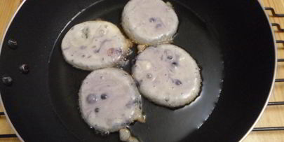 оладьи с черной смородиной