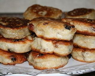 Оладьи с изюмом и сушеными яблоками