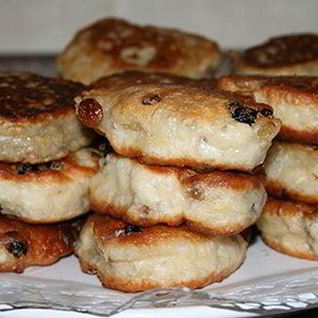 Оладьи с изюмом и сушеными яблоками