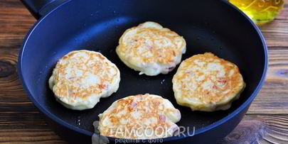 оладьи с колбасой и сыром