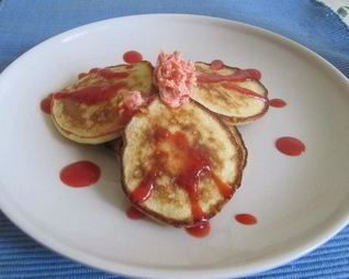 Оладьи с рикоттой и клубничным маслом