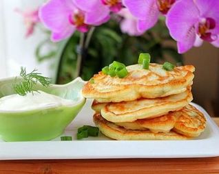 Оладьи с сосисками и зеленым луком