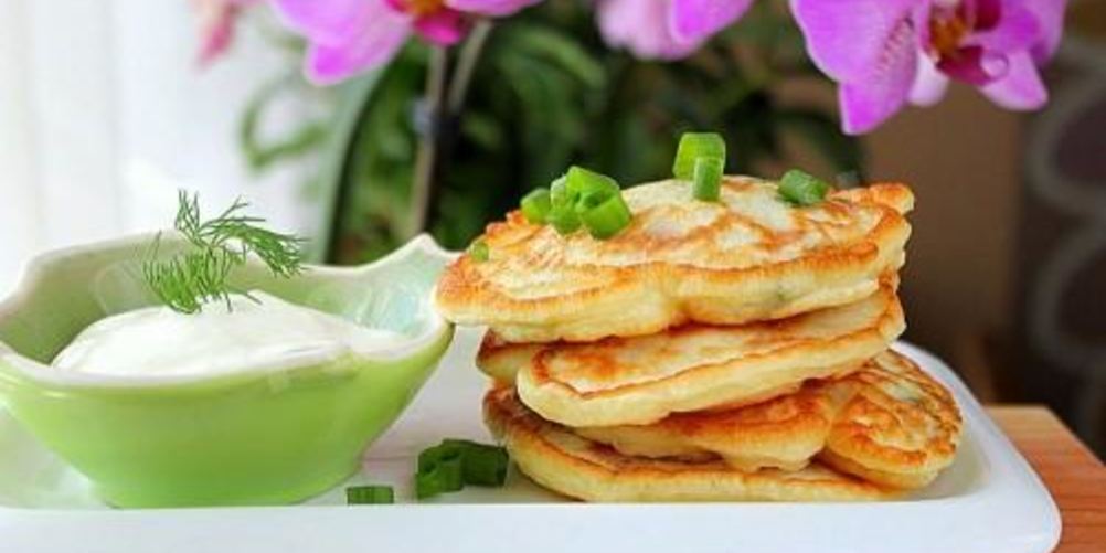 Рецепт оладьи с сосисками и зеленым луком