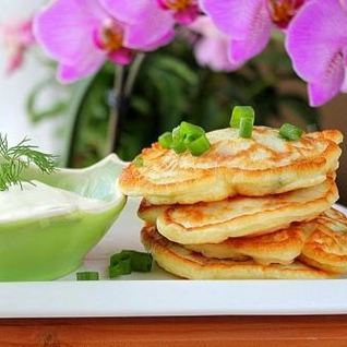 Оладьи с сосисками и зеленым луком