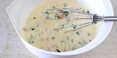 оладьи с сосисками и зеленым луком