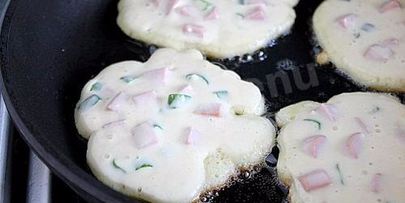 оладьи с сосисками и зеленым луком