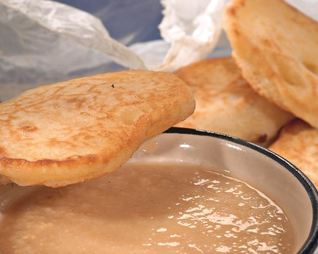 Оладьи с соусом из изюма