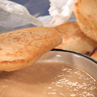 Оладьи с соусом из изюма