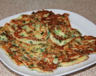 Оладьи с зеленым луком и сыром на сметане