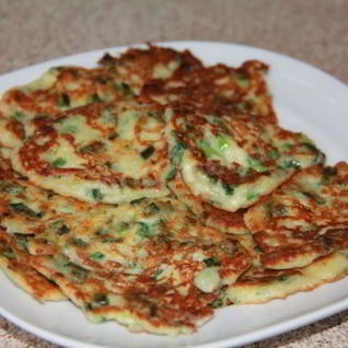 Оладьи с зеленым луком и сыром на сметане