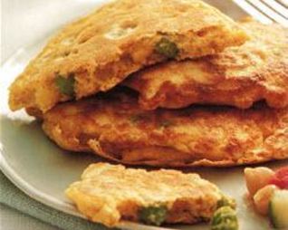 Пикантные оладьи с кукурузой и зеленым горошком